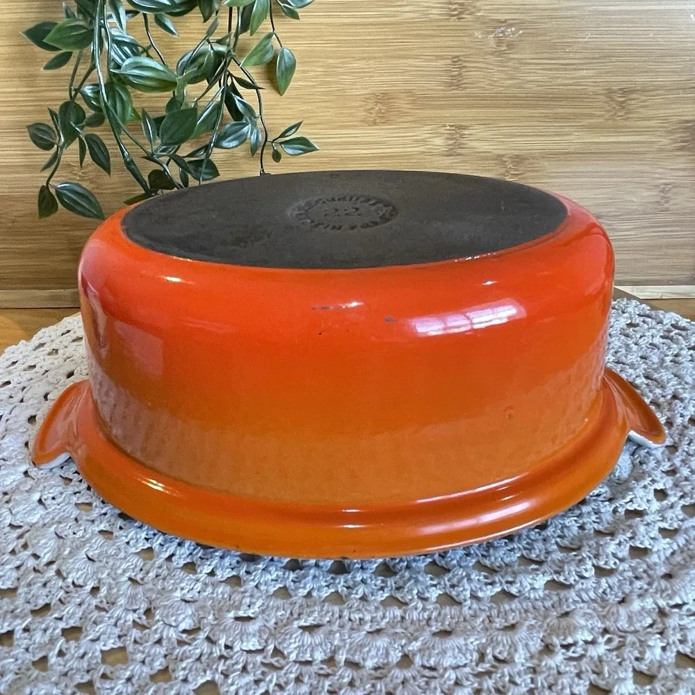 Le Creuset brand le
